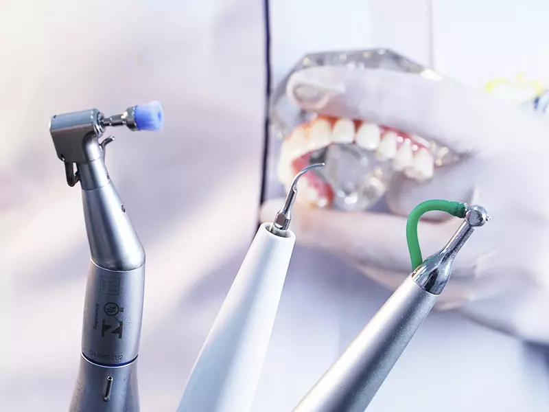 Imagem profissional de instrumentos odontológicos.